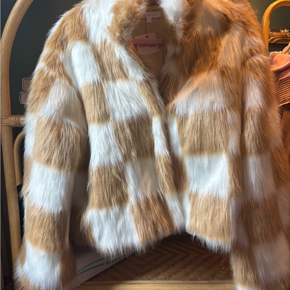 Ces Femme NWT Women's Tan and White Checkered Faux Fur Jacket - Picture 2 of 6